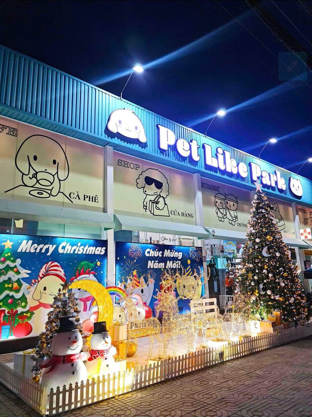 A Radiant Christmas Welcome at Pet Like Park